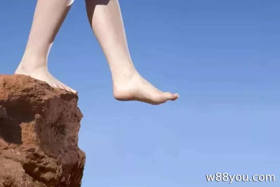 산이나 깊은 심연으로 떨어지는 것